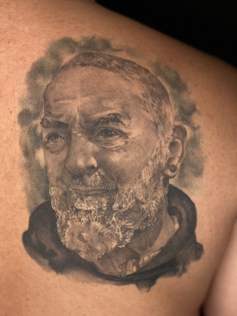 STEVEN - TATUATORE RESIDENT 46 07100098 8212 4982 B977 31C06BAB265C 1 105 c - 47