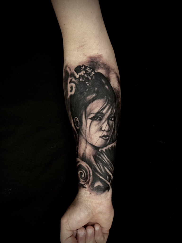 CHRISTIAN - TATUATORE RESIDENT 25 6AE9B425 F90F 4914 996A 0E2C1DD187DA 1 105 c - 26