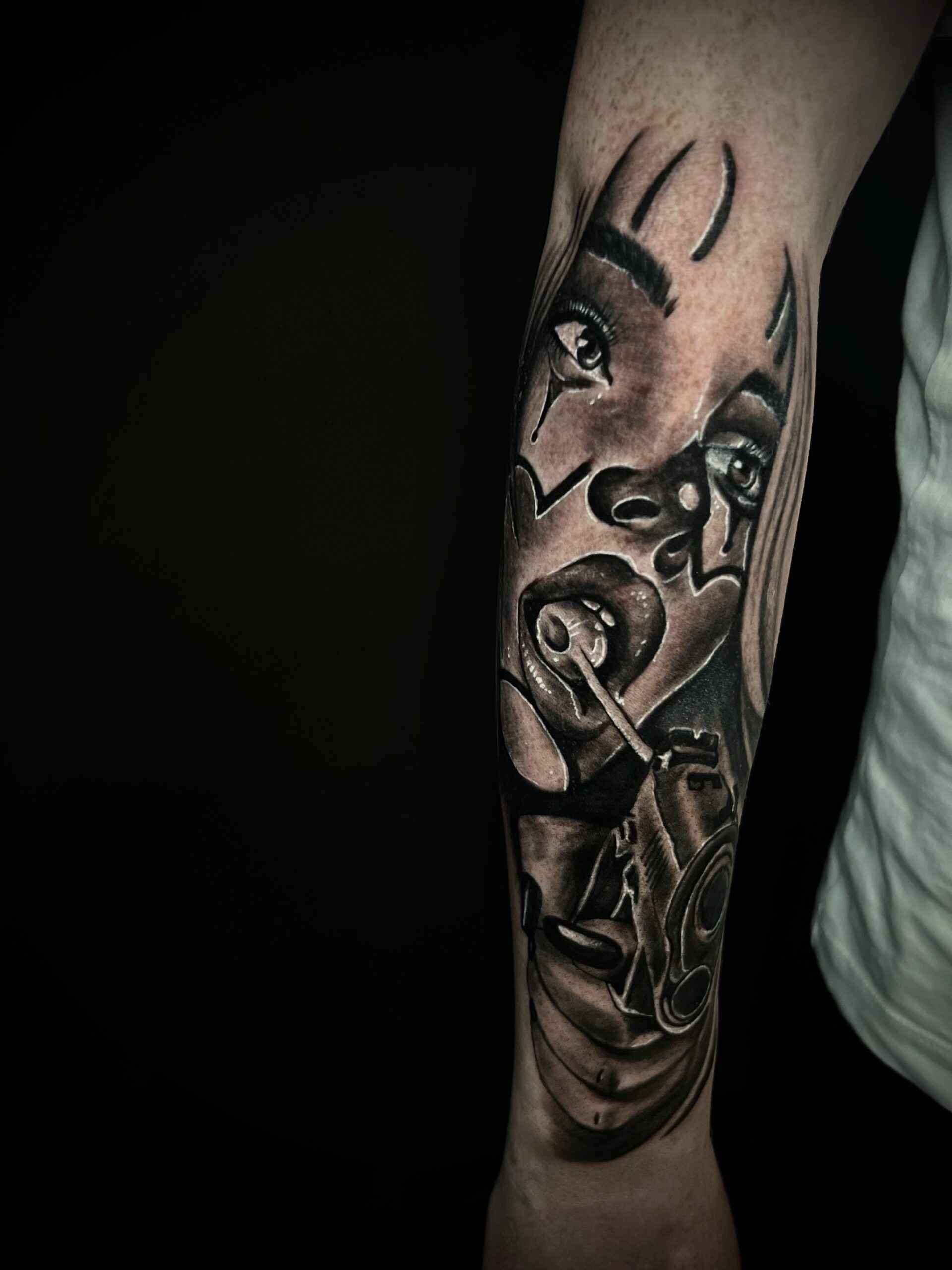 CHRISTIAN - TATUATORE RESIDENT 7 7C6E06E4 18F7 4794 8E42 9737127789E6 scaled - 8