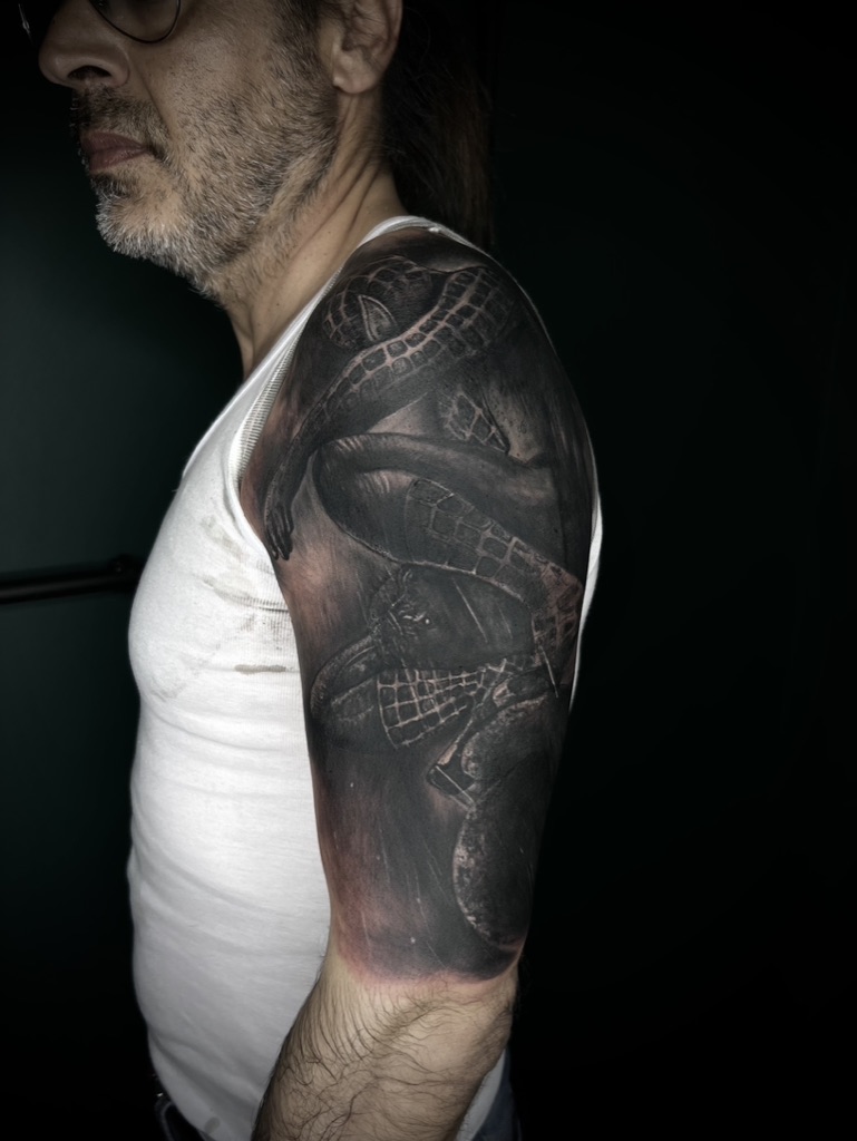 CHRISTIAN - TATUATORE RESIDENT 27 7C75D051 8995 44A9 8332 64A7171A3C5C 1 105 c - 28