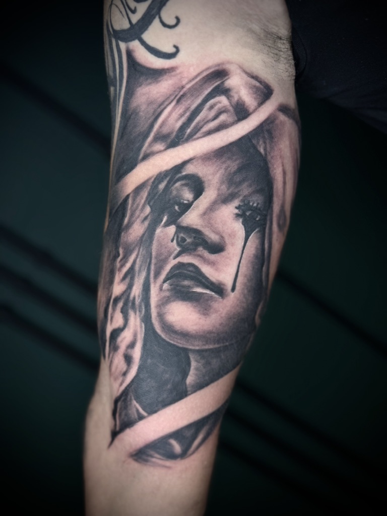 CHRISTIAN - TATUATORE RESIDENT 53 D2E986BA AE1F 46EF 9E1C 50514FCE53B0 1 105 c - 54