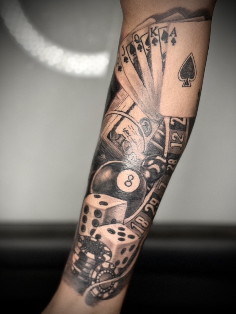 CHRISTIAN - TATUATORE RESIDENT 41 D45025BC 80D0 43F8 B7EF 3ECE7AB9B871 1 105 c - 42